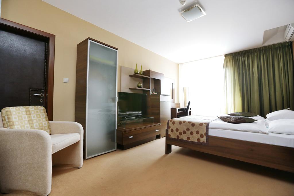 City Hotel Nitra With Free Parking ภายนอก รูปภาพ